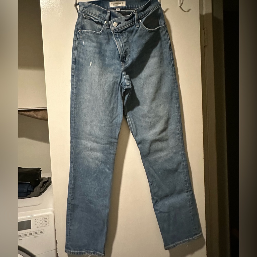 Abercrombie & Fitch Curve Love 90s Ultra High Rise Straight Jeans in Light Wash